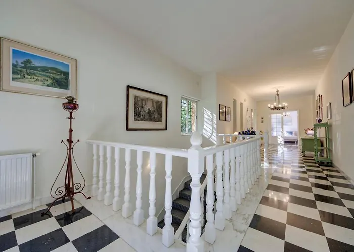 Villa Amora Sky Line Views And Billiards By Haven And Keys Malta *