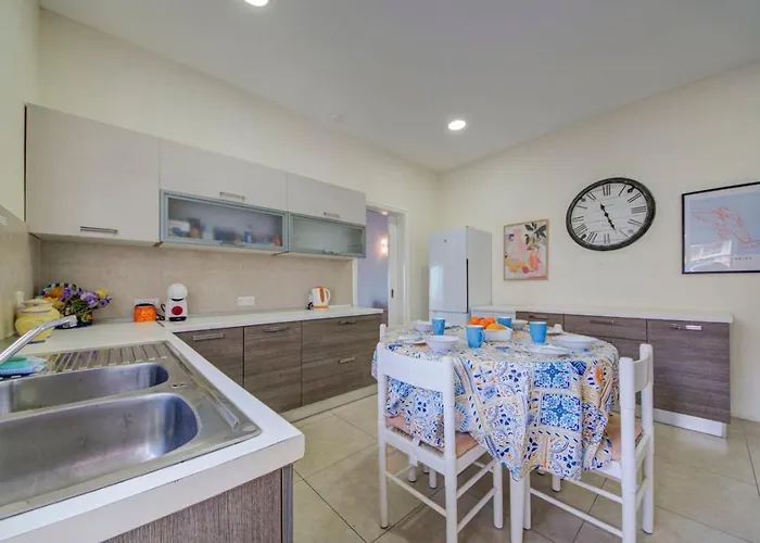 Villa Amora Sky Line Views And Billiards By Haven And Keys Malta *