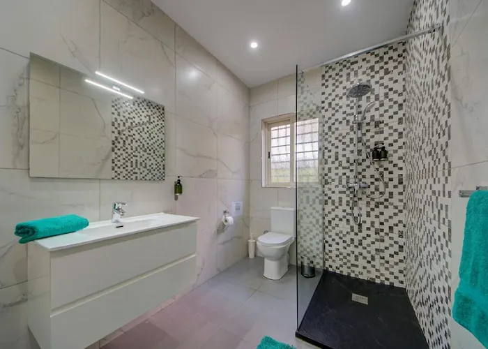 Amora Sky Line Views And Billiards By Haven And Keys Malta Villa *