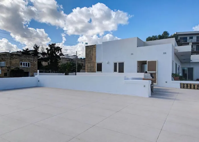 Villa Amora Sky Line Views And Billiards By Haven And Keys Malta *