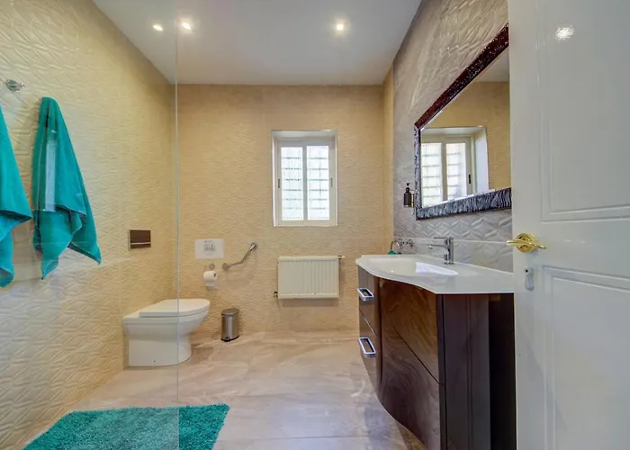 Amora Sky Line Views And Billiards By Haven And Keys Malta Is-Swieqi