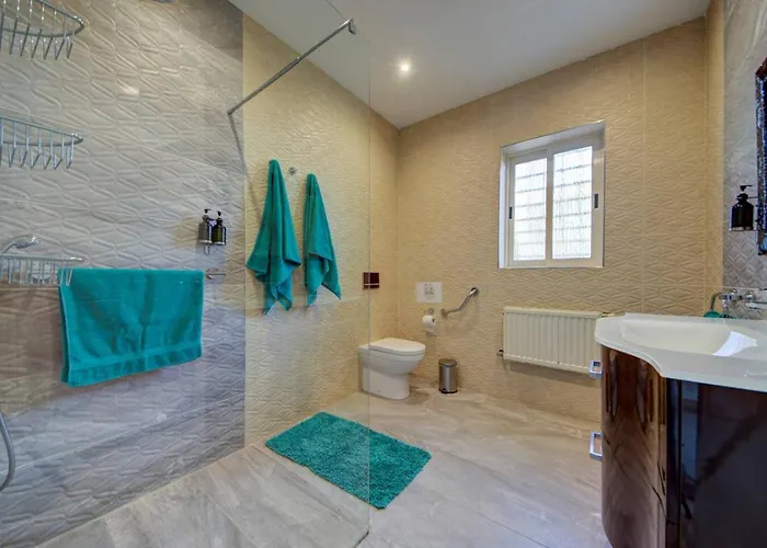 Amora Sky Line Views And Billiards By Haven And Keys Malta Vilă